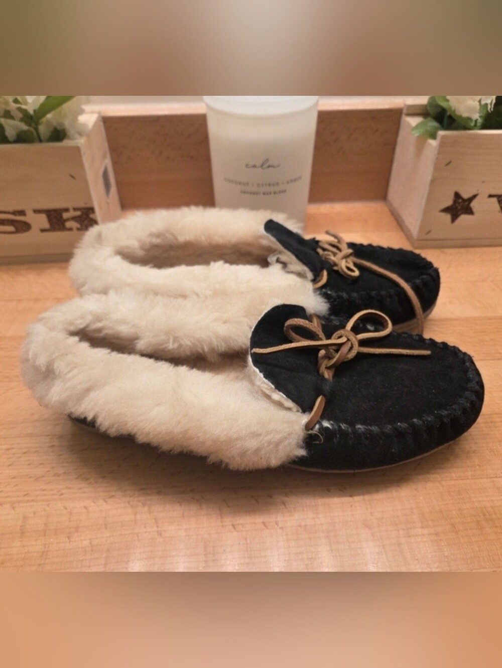 Minnetonka Womens Size 7 Black Alpine Sheepskin Slipper Hard Sole Moccasin